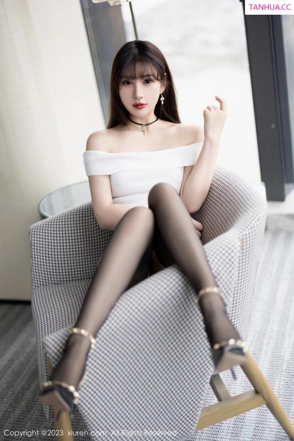 张欣欣 馨沁 [XiuRen]高清写真图 2023.05.12 No.6725 张欣欣 黑丝美腿第3张图片